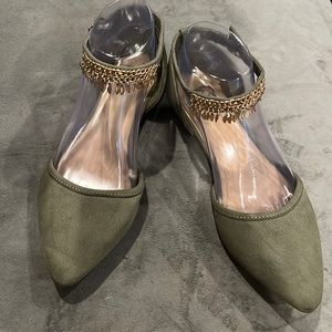 Daisy Fuentes flats gold decor‎